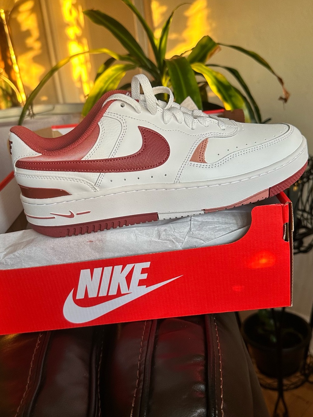 Nike Gamma Force women’s Low-Top Sneakers — White and Red Clay